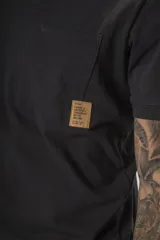 Remera negra de manga corta con bolsillo en el pecho.