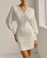 Vestido corto de lanilla color blanco, con escote en V con detalle de encaje, mangas largas abullonadas y corte ajustado al cuerpo.