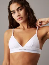 Corpiño triángulo de algodón modal acanalado color blanco, con breteles finos regulables y banda elástica con logo Calvin Klein.