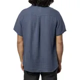 Camisa de manga corta azul con botones marrones y bolsillo en el pecho.
