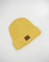 Gorro de lana celeste tejido en punto con dobladillo y parche de cuero con logo en el frente.