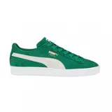 Championes Puma Suede Classic color verde con franja lateral blanca y suela blanca.