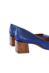Zapato de cuero azul eléctrico, con punta elegante ligeramente espigada y taco cuadrado de efecto carey de 5 cm.