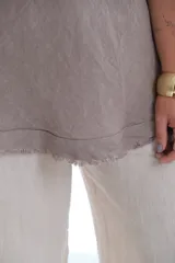 Remera color visón de lino con escote en V y mangas cortas.