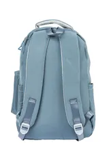 Mochila negra de tela con diseño liso, compartimento principal con cierre, bolsillo frontal con cierre y asa superior. Incluye un pequeño accesorio colgante de tela negra.