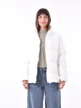 Campera puffer blanca con cuello alto y cierre frontal.