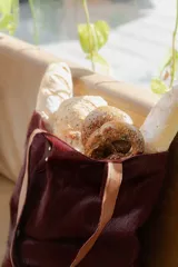 Bolso tipo tote de cuero con pelo color marrón y blanco, con manijas de cuero crudo.