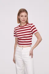 Remera cropped de algodón, color blanco, con cuello redondo y mangas cortas.