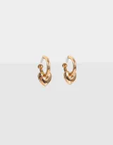 Aros dorados tipo argolla con dije de corazón colgante.