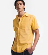 Camisa de hombre de manga corta confeccionada en mezcla de lino y algodón. Presenta un calce comfort, cuello camisero, cierre frontal con botones y un bolsillo en el pecho. Marca Marfinno.