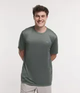 Remera deportiva verde oliva con cuello redondo, mangas cortas, recortes laterales de malla y logo reflectivo en el pecho.