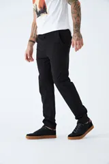 Pantalón chino de gabardina color beige, de corte regular, con cierre frontal y bolsillos laterales y traseros.