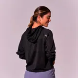 Hoodie deportivo negro con capucha y cordones ajustables, confeccionado en tejido de red con sutil estampado camuflado.