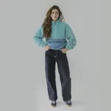 Pantalón negro de gabardina, corte recto y tiro alto, con costuras blancas a contraste.