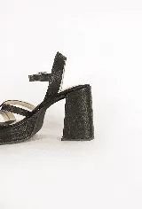 Sandalias color camel de cuero texturizado con plataforma y taco ancho. Diseño con tiras cruzadas en el empeine y pulsera al tobillo con hebilla.