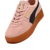 Championes Puma Palermo Elevata, color negro con franja blanca y suela marrón.