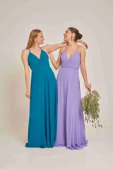 Vestido largo color lila con breteles finos, escote en V y corte imperio.