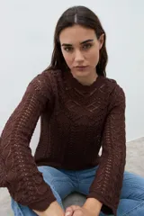 Sweater de manga larga color marrón chocolate, tejido en punto calado con diseño geométrico y cuello redondo con borde festoneado.