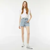 Short de jean celeste con efecto desgastado y terminaciones desflecadas.