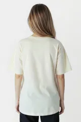 Remera beige con estampado de frutas y texto en azul.