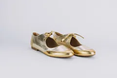 Zapatos tipo ballerina de cuero metalizado plateado y dorado, con amarre delicado en la capellada.