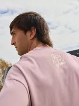 Buzo de algodón color lila con cuello redondo y calce holgado. Estampado en el frente con la frase "Ride the Wave".