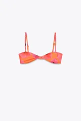 Top de bikini con estampado floral, escote corazón y tirantes finos ajustables.