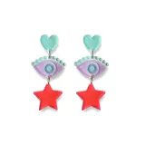 Aros coloridos con diseño de ojo y estrella, combinando tonos aqua, lila y rojo.