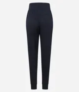 Pantalón deportivo tipo jogger color negro, confeccionado en viscosa, con elástico y lazo en la cintura y bolsillos laterales.