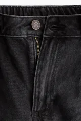 Short de jean negro con tiro alto, corte holgado, cinco bolsillos y bajo desflecado.