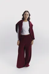 Pantalón de jogging color borgoña, de corte ancho y cintura elástica.