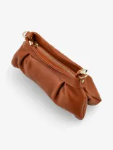 Cartera plateada con efecto arrugado, cierre superior y correa de cadena metálica.