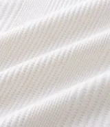 Remera de hombre color blanco, de corte regular, con cuello redondo y manga corta. Presenta textura vertical.