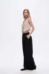 Pantalón negro de lino, de corte ancho y tiro alto.
