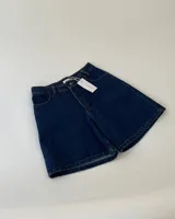 Short bermuda de jean azul oscuro, corte recto y tiro alto.