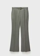 Pantalón de vestir gris con corte flare, tiro medio, bolsillos laterales y traseros.