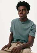 Camiseta básica de manga corta, cuello redondo y calce regular, color rojo jaspeado.