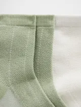 Pack de dos pares de medias de caña media, uno color verde y otro color blanco.