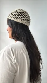 Gorro tipo bandana de crochet color beige con hilo dorado.