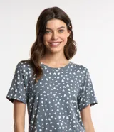 Blusa de pijama con mangas cortas y estampa de corazones.