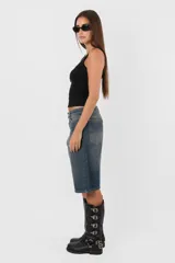 Musculosa negra de algodón con escote cuadrado y sisas anchas.