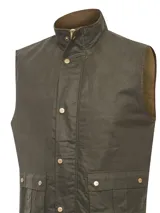 Chaleco verde musgo confeccionado en algodón encerado repelente al agua y al viento, con relleno Thermore. Cuenta con cuello alto de pana marrón, cierre frontal con cremallera y broches, bolsillos frontales de doble apertura y forro interior de algodón.