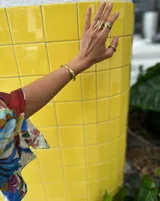 Brazalete rígido abierto de bronce con textura irregular.