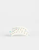 Broche de plástico blanco con forma de perro y diseño de lunares de colores.