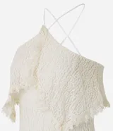 Vestido midi de encaje color crudo, con escote strapless, superposición en el busto, falda asimétrica y forro interno.