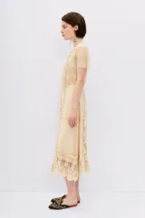 Vestido color crema con encaje floral, escote en V y mangas cortas de tul con lunares.