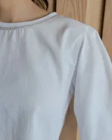 Remera negra de mangas largas con detalle de costuras en color gris en cuello y ruedo.