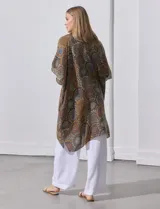 Kimono estampado en tonos naranja, azul y marrón, de modal marca Jessica McClintock, con mangas japonesas amplias.
