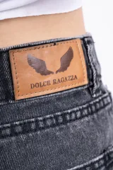 Short de jean color gris oscuro, de tiro alto y corte holgado.