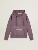 Hoodie unisex color lila con cierre parcial frontal, capucha y bolsillo tipo canguro. Presenta un diseño acolchado en la parte superior y estampado frontal con la inscripción "Golden Club Olympic".